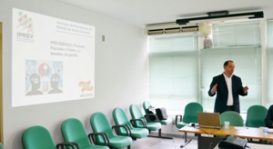 Marcelo apresentando site