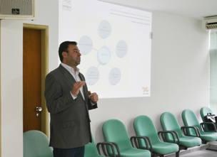 Mota apresentando site